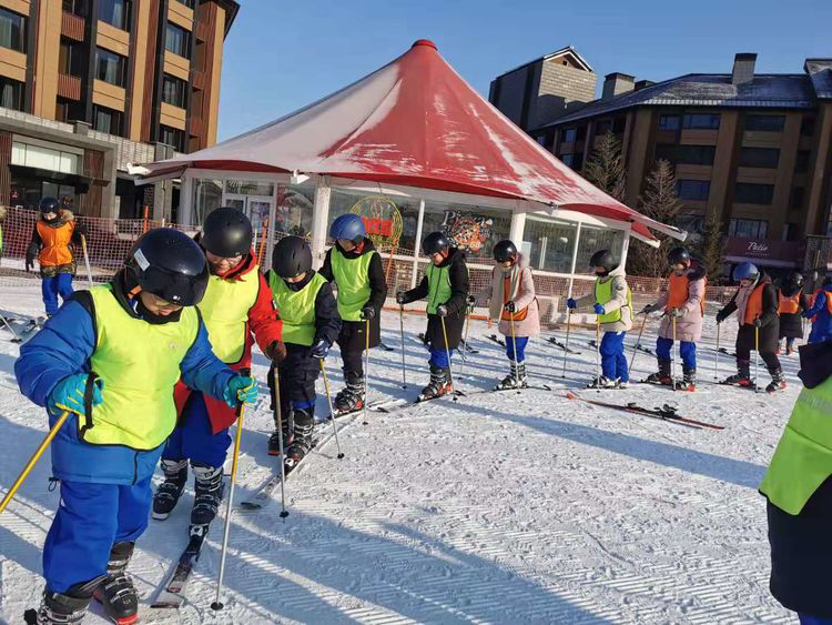 五十二中赫行实验学校冰雪研学营中学部